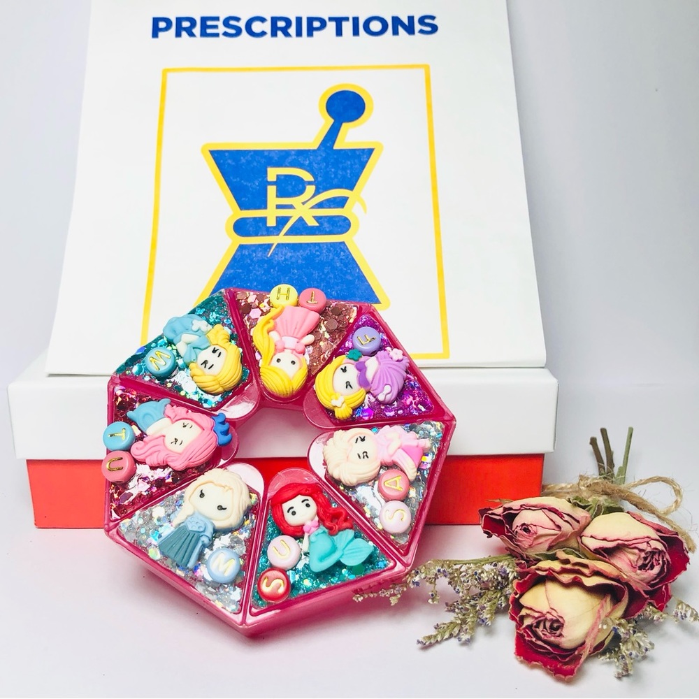 Handmade | Pink Glitter Princesses, 7-Sided Round Pill Case - Picture 6 of 8